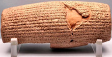 I decreti di Ciro in materia di diritti umani furono incisi in lingua accadica su un cilindro di creta.