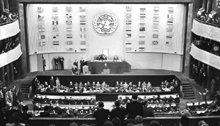 Rappresentanti delle Nazioni Unite da tutte le regioni del mondo adottano formalmente la Dichiarazione Universale per i Diritti Umani il 10 Dicembre 1948.